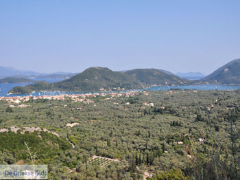 De baai van Vlicho met voorin Nidri (Nydri) - Lefkas (Lefkada) - Foto van https://www.grieksegids.nl/fotos/eilandlefkas-fotos/350pixels/lefkas-nydri-nidri-042.jpg
