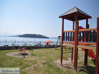 Speeltuin aan het strand van Nidri (Nydri) - Lefkas (Lefkada) - Foto van https://www.grieksegids.nl/fotos/eilandlefkas-fotos/350pixels/lefkas-nydri-nidri-049.jpg