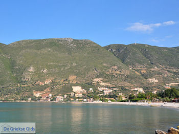 Het kustplaatsje Vassiliki (Vasiliki) foto 2 - Lefkas (Lefkada) - Foto van https://www.grieksegids.nl/fotos/eilandlefkas-fotos/350pixels/lefkas-vassiliki-002.jpg