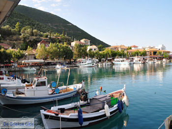 Het kustplaatsje Vassiliki (Vasiliki) foto 5 - Lefkas (Lefkada) - Foto van https://www.grieksegids.nl/fotos/eilandlefkas-fotos/350pixels/lefkas-vassiliki-005.jpg