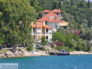 Het kustplaatsje Lygia (Ligia) - Lefkas (Lefkada) - Foto van https://www.grieksegids.nl/fotos/eilandlefkas-fotos/350pixels/lygia-ligia-lefkas-003.jpg