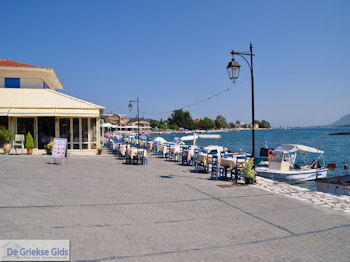 Het kustplaatsje Lygia (Ligia) - Lefkas (Lefkada) - Foto van https://www.grieksegids.nl/fotos/eilandlefkas-fotos/350pixels/lygia-ligia-lefkas-007.jpg