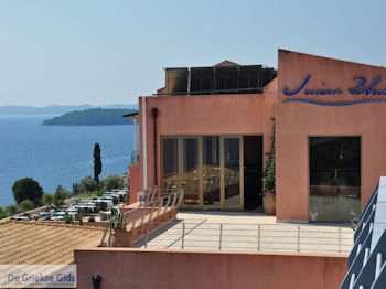 Het kustplaatsje Nikiana foto 1 - Lefkas (Lefkada) - Foto van https://www.grieksegids.nl/fotos/eilandlefkas-fotos/350pixels/nikiana-lefkas-005.jpg