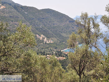Poros Lefkados - Mikros Gialos foto 1 - Lefkas (Lefkada) - Foto van https://www.grieksegids.nl/fotos/eilandlefkas-fotos/350pixels/poros-lefkas-001.jpg