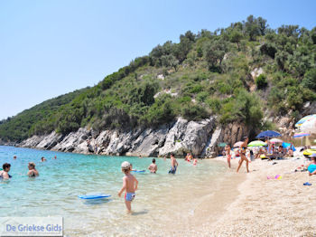 Poros Lefkados - Mikros Gialos foto 25 - Lefkas (Lefkada) - Foto van https://www.grieksegids.nl/fotos/eilandlefkas-fotos/350pixels/poros-lefkas-025.jpg
