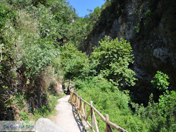 Kataraktis - Waterval foto 2 - Lefkas (Lefkada) - Foto van https://www.grieksegids.nl/fotos/eilandlefkas-fotos/350pixels/watervallen-lefkas-002.jpg