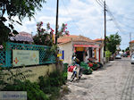 Restaurant Ioannis en Gabi naast de groenteman in Skala Eressos - Foto van De Griekse Gids