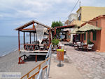 Aan het strand van Skala Eressos - Foto van De Griekse Gids