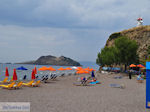 Anaxos strand met op de heuvel de bekende windmolen - Foto van De Griekse Gids