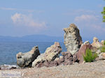 Rotsen aan strand Eftalou (bij Molyvos) - Foto van De Griekse Gids