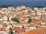Huizen met rode dakpannen Mytilini foto 1 - Foto van De Griekse Gids