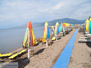 Parasols en ligbedden aan strand van Skala Kallonis - Foto van https://www.grieksegids.nl/fotos/eilandlesbos/350pixels/eiland-lesbos-foto-029.jpg
