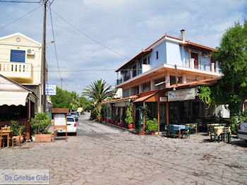 Visrestaurant Mimis op het plein van Skala Kallonis - Foto van https://www.grieksegids.nl/fotos/eilandlesbos/350pixels/eiland-lesbos-foto-032.jpg