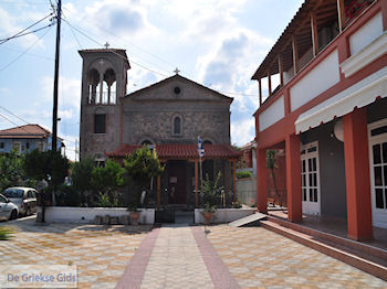 Griekse kerk op het plein van Skala Kallonis - Foto van https://www.grieksegids.nl/fotos/eilandlesbos/350pixels/eiland-lesbos-foto-033.jpg