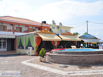 Pizzeria Snackbar op het centrale plein van Skala Kallonis - Foto van https://www.grieksegids.nl/fotos/eilandlesbos/350pixels/eiland-lesbos-foto-034.jpg