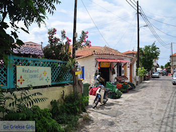 Restaurant Ioannis en Gabi naast de groenteman in Skala Eressos - Foto van https://www.grieksegids.nl/fotos/eilandlesbos/350pixels/eiland-lesbos-foto-066.jpg