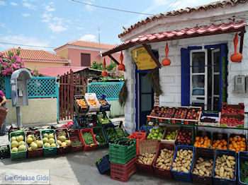 De groenten- en fruitwinkel van Skala Eressos - Foto van https://www.grieksegids.nl/fotos/eilandlesbos/350pixels/eiland-lesbos-foto-067.jpg
