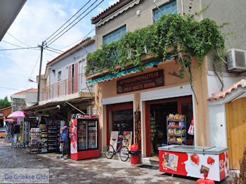 De bakker van Skala Eressos met daarnaast een minimarket - Foto van https://www.grieksegids.nl/fotos/eilandlesbos/350pixels/eiland-lesbos-foto-069.jpg