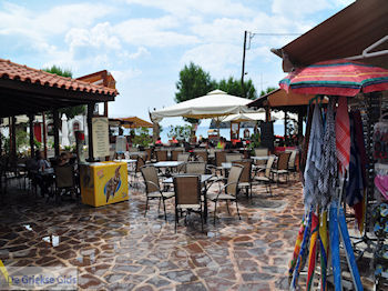 Het gezellige plein van Skala Eressos - Foto van https://www.grieksegids.nl/fotos/eilandlesbos/350pixels/eiland-lesbos-foto-070.jpg