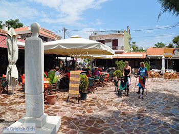 Pittorsk pleintje Skala Eressos - Foto van https://www.grieksegids.nl/fotos/eilandlesbos/350pixels/eiland-lesbos-foto-076.jpg