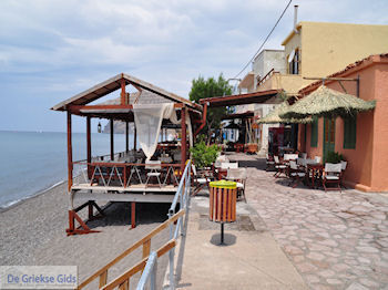 Aan het strand van Skala Eressos - Foto van De Griekse Gids