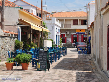 Restaurant in steegje Skala Eressos - Foto van https://www.grieksegids.nl/fotos/eilandlesbos/350pixels/eiland-lesbos-foto-079.jpg