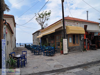 Gyrostent in Skala Eressos - Foto van https://www.grieksegids.nl/fotos/eilandlesbos/350pixels/eiland-lesbos-foto-086.jpg