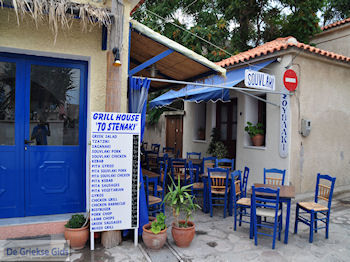 Blauwe tafeltjes en stoelen bij een echte souvlakitent in Skala Eressos - Foto van https://www.grieksegids.nl/fotos/eilandlesbos/350pixels/eiland-lesbos-foto-087.jpg