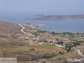 En in de verte Sigri foto 1 - Foto van https://www.grieksegids.nl/fotos/eilandlesbos/350pixels/eiland-lesbos-foto-110.jpg