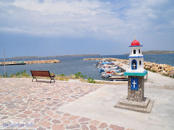 Kapelletje aan de haven van Sigri - Foto van https://www.grieksegids.nl/fotos/eilandlesbos/350pixels/eiland-lesbos-foto-112.jpg