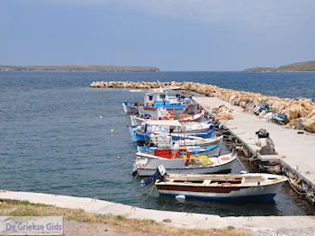 Bootjes aan vissershaven van Sigri - Foto van https://www.grieksegids.nl/fotos/eilandlesbos/350pixels/eiland-lesbos-foto-113.jpg