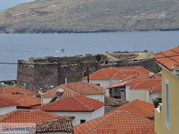 Het verlaten kasteel van Sigri - Foto van https://www.grieksegids.nl/fotos/eilandlesbos/350pixels/eiland-lesbos-foto-119.jpg