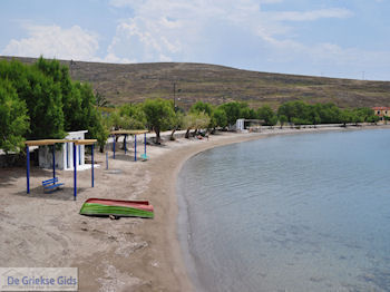 Het zandstrand van Sigri - Foto van https://www.grieksegids.nl/fotos/eilandlesbos/350pixels/eiland-lesbos-foto-120.jpg