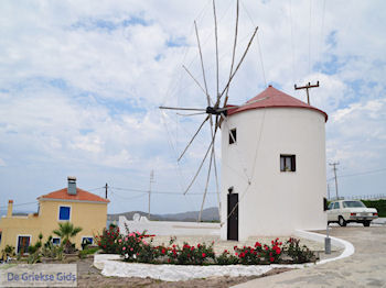 Een Griekse windmolen - Foto van https://www.grieksegids.nl/fotos/eilandlesbos/350pixels/eiland-lesbos-foto-123.jpg