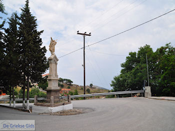 Monument in Antissa op de route Sigri-Anaxos - Foto van https://www.grieksegids.nl/fotos/eilandlesbos/350pixels/eiland-lesbos-foto-125.jpg