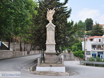 Monument in Antissa op de route Sigri-Anaxos foto 2 - Foto van https://www.grieksegids.nl/fotos/eilandlesbos/350pixels/eiland-lesbos-foto-126.jpg