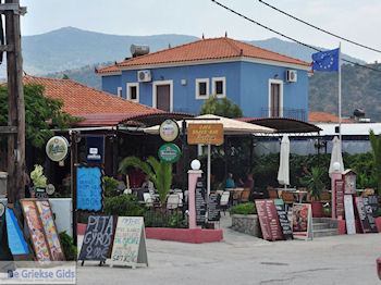 Terrasjes aan het strand van Anaxos foto 1 - Foto van https://www.grieksegids.nl/fotos/eilandlesbos/350pixels/eiland-lesbos-foto-134.jpg