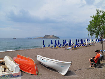 Het zandstrand van Anaxos - Foto van https://www.grieksegids.nl/fotos/eilandlesbos/350pixels/eiland-lesbos-foto-136.jpg