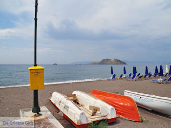 Postbus aan het strand van Anaxos - Foto van https://www.grieksegids.nl/fotos/eilandlesbos/350pixels/eiland-lesbos-foto-137.jpg