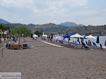 Parasols en ligbedden aan strand Anaxos - Foto van https://www.grieksegids.nl/fotos/eilandlesbos/350pixels/eiland-lesbos-foto-139.jpg