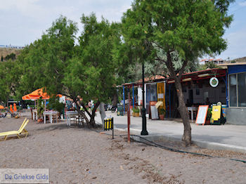 Aan het strand van Anaxos - Foto van https://www.grieksegids.nl/fotos/eilandlesbos/350pixels/eiland-lesbos-foto-145.jpg