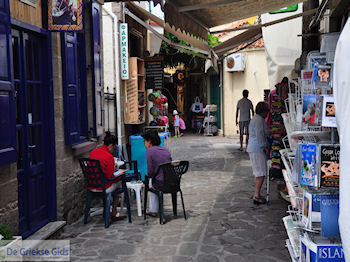 Steegje in Petra - Foto van https://www.grieksegids.nl/fotos/eilandlesbos/350pixels/eiland-lesbos-foto-158.jpg
