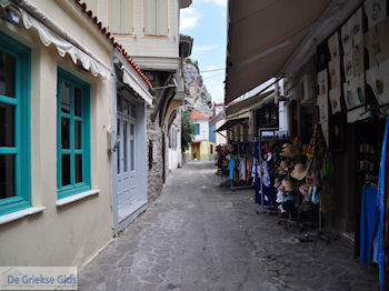 De smalle straatjes van Petra - Foto van https://www.grieksegids.nl/fotos/eilandlesbos/350pixels/eiland-lesbos-foto-160.jpg