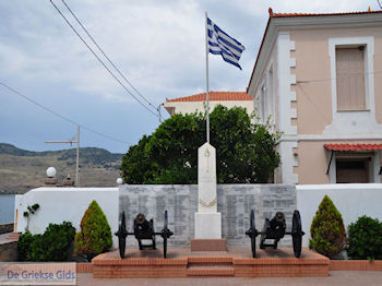 Kanonnen aan monument Petra foto 1 - Foto van https://www.grieksegids.nl/fotos/eilandlesbos/350pixels/eiland-lesbos-foto-162.jpg