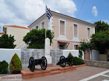 Kanonnen aan monument Petra foto 2 - Foto van https://www.grieksegids.nl/fotos/eilandlesbos/350pixels/eiland-lesbos-foto-163.jpg