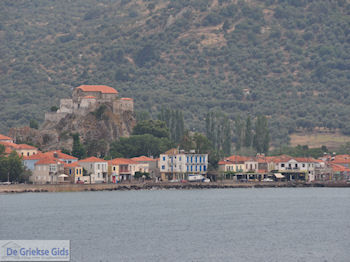 Zicht op Petra foto 2 - Foto van https://www.grieksegids.nl/fotos/eilandlesbos/350pixels/eiland-lesbos-foto-180.jpg