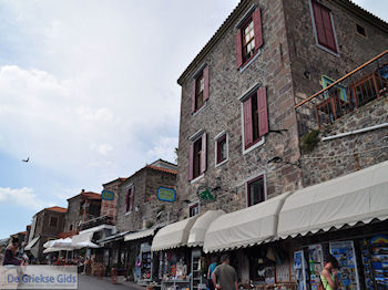 Traditionele huizen Molyvos foto 2 - Foto van https://www.grieksegids.nl/fotos/eilandlesbos/350pixels/eiland-lesbos-foto-199.jpg
