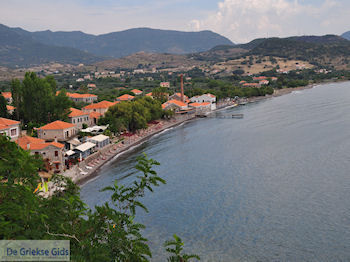 Uitzicht op strand Molyvos - Foto van https://www.grieksegids.nl/fotos/eilandlesbos/350pixels/eiland-lesbos-foto-204.jpg
