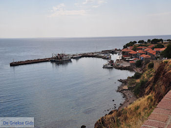 Het haventje van Molyvos foto 2 - Foto van https://www.grieksegids.nl/fotos/eilandlesbos/350pixels/eiland-lesbos-foto-210.jpg