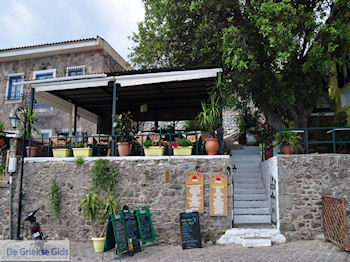 Traditioneel terrasje Molyvos - Foto van https://www.grieksegids.nl/fotos/eilandlesbos/350pixels/eiland-lesbos-foto-212.jpg